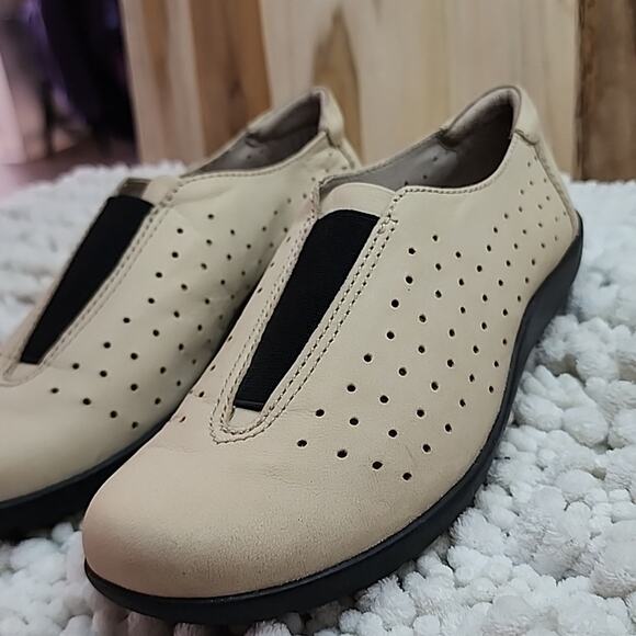 CLARKS COLLECTION NEW  CUSHION ELASTIC LOAFERS TAN IN VGUC CLEAN SIZE 6.5 LADIES - Picture 8 of 16